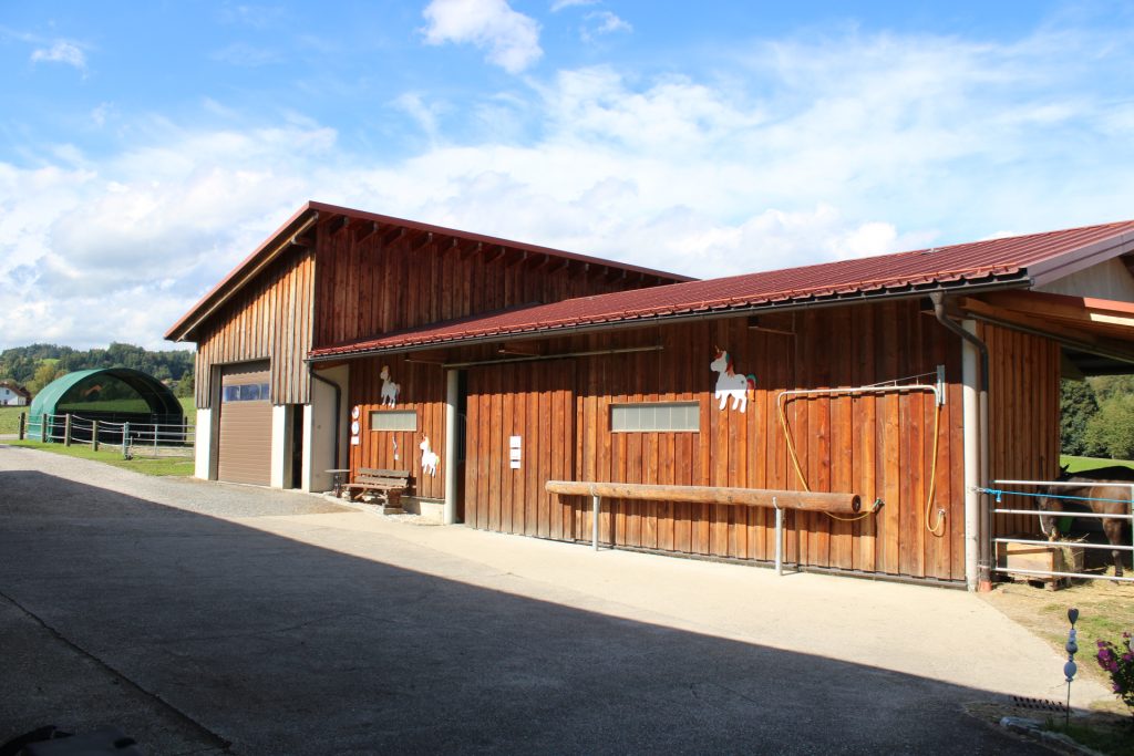 Stallgebäude, Maschinenhalle und Putzplatz der Ranch