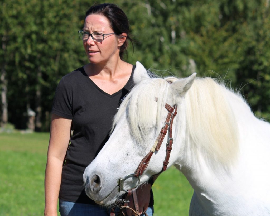 Chefin der Ranch mit weißem Pony